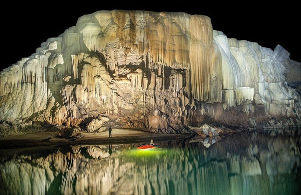 Roche calcaire de la grotte Tham Khoun Xe