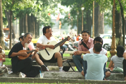 Artistes de rue à Notre Dame de Saigon