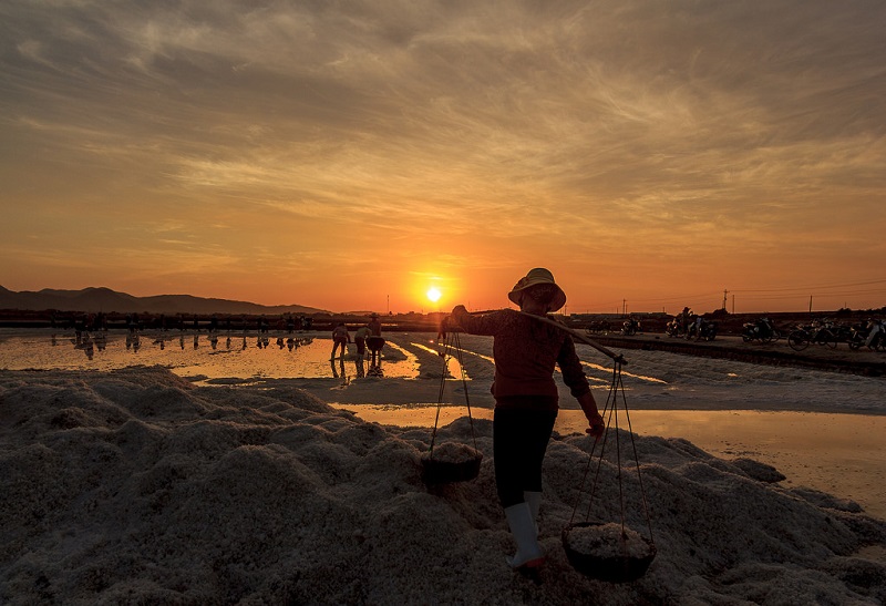 Paysans vietnamiens sur le marais salant