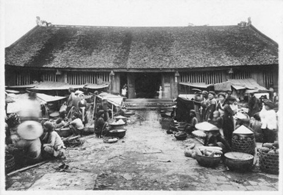 Marché devant la maison communale du village de Bat Trang, source : Ecole française d’Extrême-Orient. 