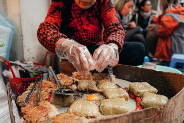 Le magasin de trottoir « banh chung ran » est ouvert depuis 90 ans, transmis de génération en génération. Photo : Hoang Pham