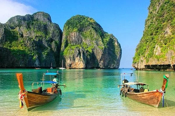 Un paysage paradisiaque en Thaïlande, entre mer et montagne