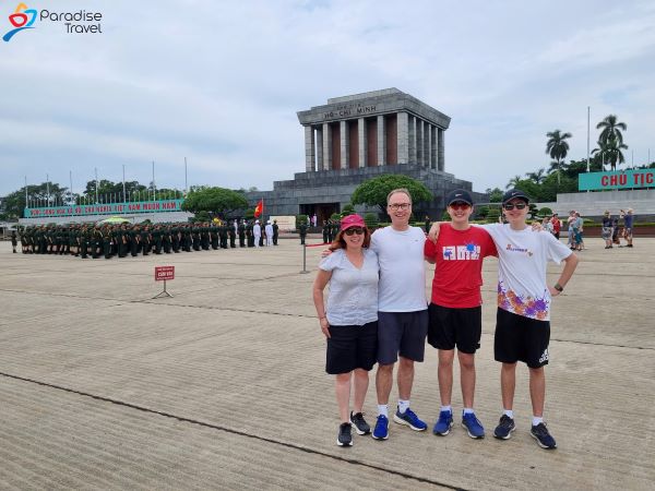 Des touristes visitent le mausolée du président Ho Chi Minh